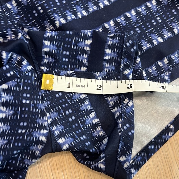 Athleta Sway Short Ikat print. Size medium. EUC - Picture 7 of 7